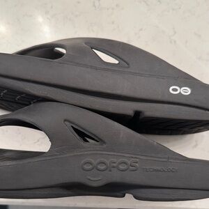OOFOS Unisex Black Recovery Slide Men’s size 12 / Women’s size 14